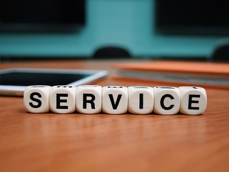 Abbildung von Würfeln mit den Buchstaben, die zusammen das Wort "Service" ergeben