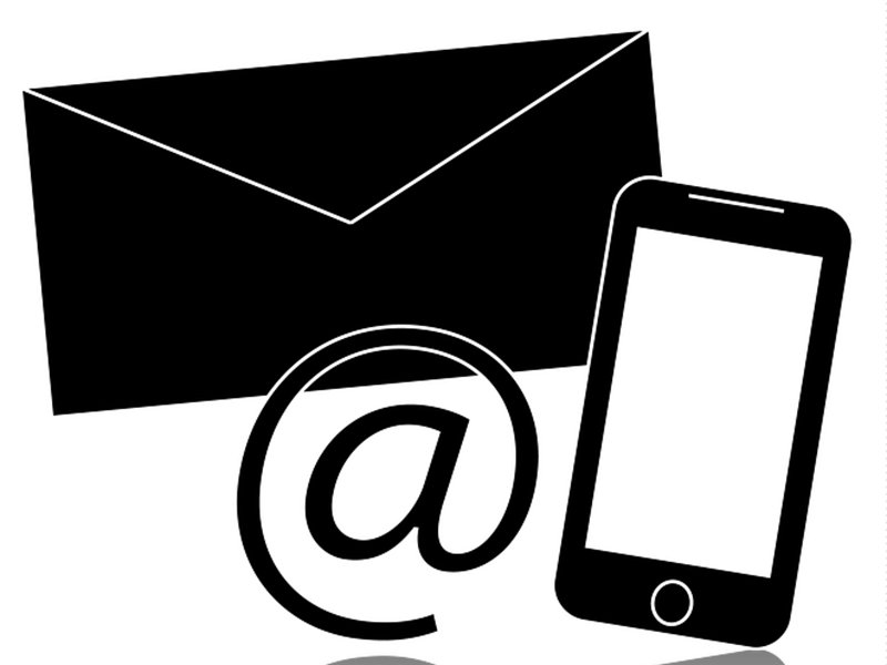Schematische Abbildung von einem Briefumschlag einem @-Zeichen und einem Smartphone