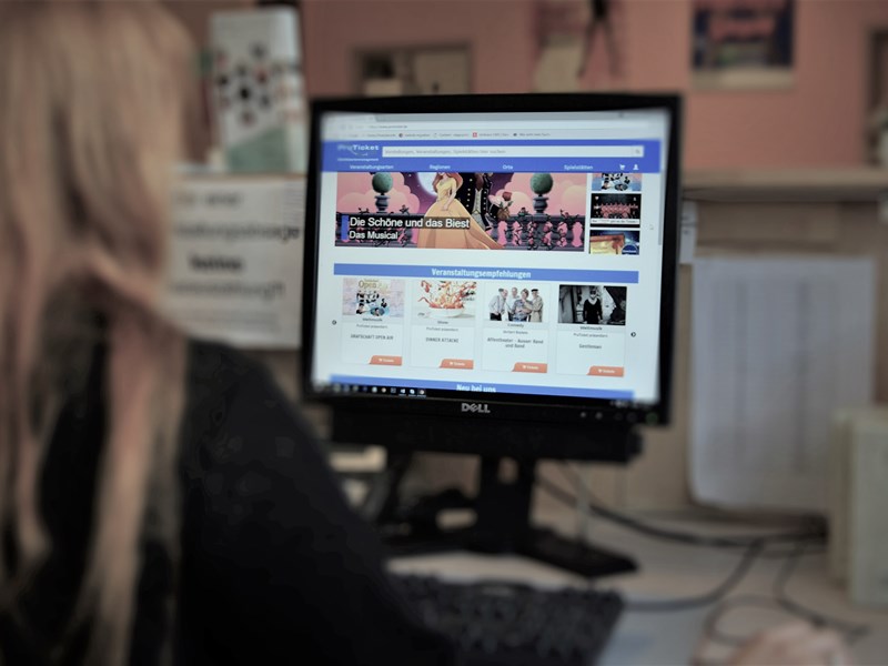 Abbildung eines Monitors mit der ProTicket Homepage