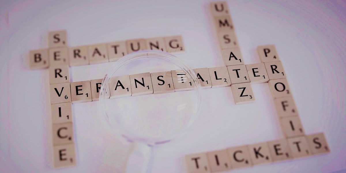 Abbildung von Scrabble Steinen mit den Worten Veranstalter Service Beratung Umsatz Profit und Tickets
