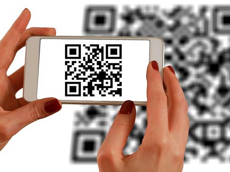 Exemplarische Abbildung eines Smartphones, dass einen ProTicket QR-Code einscannt